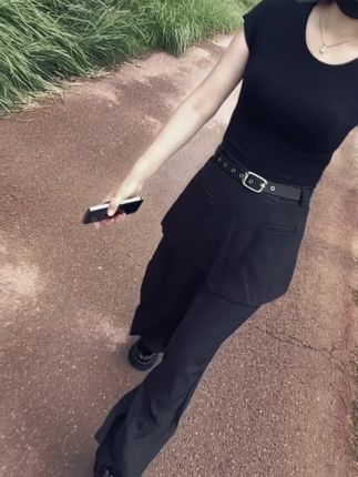 活着,没有人不难,起早贪黑,一干就是一天,忙忙碌碌,一忙就是一年。赚钱难,也得赚,养家难,难也必须承担,普通人的一辈子啊,没有谁活的轻松,必须好好走下去,忍住生活的刁难,顶风冒雨的好好扛着,努力换来家人的幸福,就是值得。