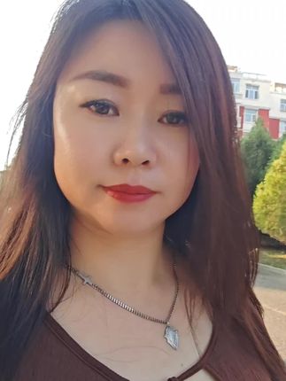 今天素颜出境哈哈,给自己放个假,来河边溜溜啦,秋风吹着我的裙摆,还有些许凉意。看着泛黄的树叶,小草…还有花池里枯萎的小花,我知道又是一年秋风落叶……秋天真到了!是啊,时间在走,年龄在长,奔四的人了,不敢有太多奢求,只希望能越来越好…,陌生人会祝福我嘛………#抖音推广 #创作者扶持计划 #抖音广告分成计划 #种草