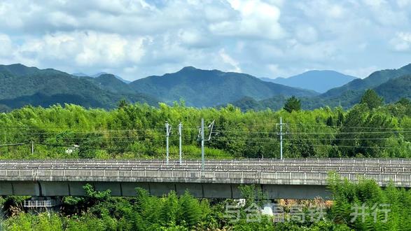 长三角高铁“三角线”,皖南一日游vlog#宣绩高铁#沪苏湖高铁#合杭高铁#杭昌高铁#合福高铁
视频说明:三角形三条边分别用了3段背景音乐来区分;
第一条边:0:00开始,上海南-黄山北(含屯溪老街),车次G997次,运行路径:沪苏湖高铁、康山-庙西联络线、合杭高铁、杭温高铁、桐庐联络线、杭昌高铁
第二条边:2:24开始,黄山北-宣城,车次G3090次(南昌局),运行路径:合福高铁、宣绩高铁。
第三条边:5:30开始,宣城-湖州(车次变更)-上海松江(北站区转南站区换乘)-上海南。车次:G2391次(进湖州站前的车次)/2394次(出湖州站的车次)、G7546次;运行路径:合杭高铁、沪苏湖高铁、沪昆高铁。
感谢昨天的台风,让G7546次在春申线路所和边上春申南线路所通过的某趟列车来了个火车赛跑~