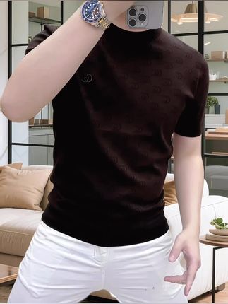 2025欧货轻奢男士冰丝针织短袖T恤,以清爽印花点缀衣身,打破纯色单调。冰丝材质自带凉感,搭配薄款设计,适配夏季闷热天气,日常通勤或休闲外出皆能轻松驾驭,兼具时尚感与百搭属性。#品质男装 #短袖t恤 #透气舒适 #通勤搭配 #谁穿谁好看