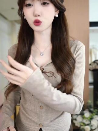 这件蝴蝶结V领上衣把复古甜美感玩明白了!木质五角星纽扣点缀瞬间提升精致度,修身剪裁勾勒曲线不紧绷。早秋单穿配半裙温柔满分,天冷时作内搭露出领口细节更显巧思~#古早穿搭又杀回来了 #被秋日氛围感穿搭拿捏了 #早秋显身材平价上衣合集 #甜度超标的小裙子合集 #小众设计感穿搭