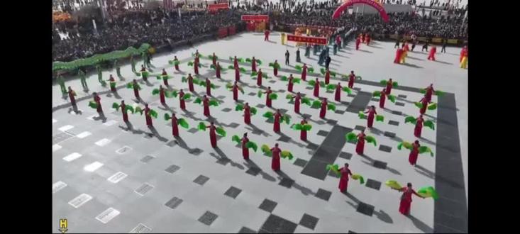 2026年正月十五闹元宵,高台县九个乡镇社火汇演,由城关镇代表队表演秧歌。