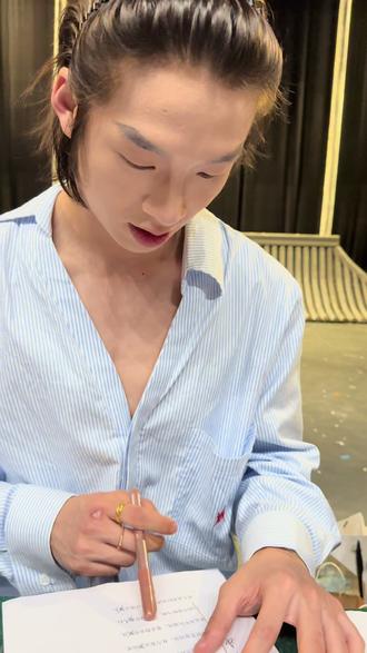 进来听琵琶行 @龚钊 的琵琶行 这次是真琵琶行
#龚钊 #龚钊进行曲 #叹春风 #签售