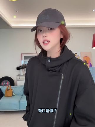 加绒连帽卫衣,双拉链细节,秋冬潮搭不撞款。#微胖女孩#显瘦穿搭#时尚休闲