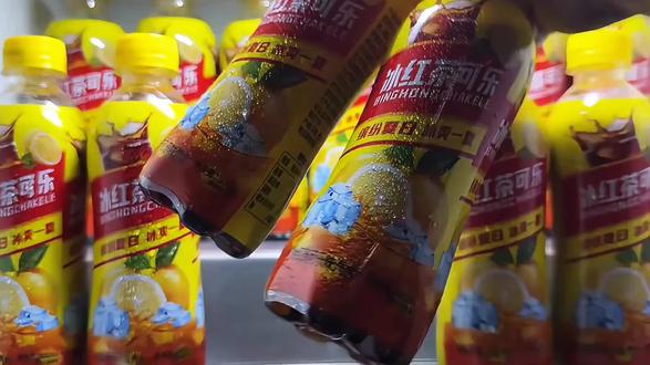 喝起来就是可乐的口感,还有柠檬的清香,搭配冰红茶的味道真的特别清爽,一口下去气泡十足,特别过瘾!#饮品推荐#夏日饮品#冰红茶可乐#好喝不贵