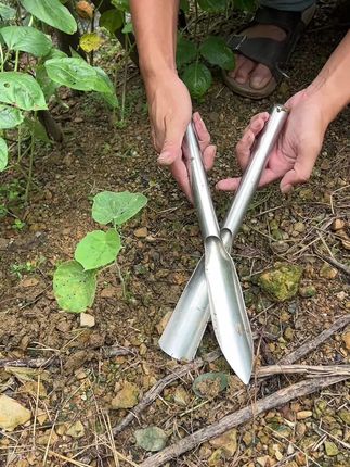 以后菜园子种菜除草,我们就用这套一体成型的不锈钢铲子,它坚硬耐用,使用非常轻便。我们用它菜地种菜、除草、松土园艺种花。