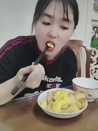 上个视频被粉丝朋友说她不漂亮了,所以现在不肯吃米饭了