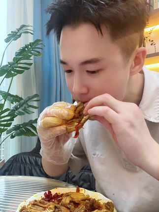 麻辣鲜香,肉质紧实,一口下去真的超满足#开袋即食牛蛙 #辣卤牛蛙 #阿伯仔 喜欢吃牛蛙的真的拒绝不了啊,追剧,下饭,下酒,就超合适#谁懂这一口的好吃程度 #美食推荐