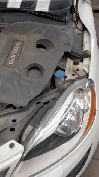 沃尔沃XC60,拖车进店漏冷却液,检查水泵漏。建议定期更换冷却液并且定期检查冷却系统,让行车无忧。