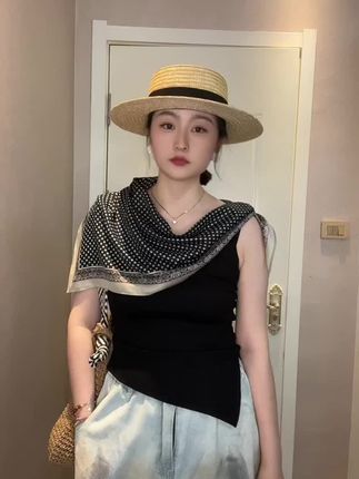 太爱了太好看了这款三角巾#今日穿搭look #丝巾系法大全 #丝巾搭配