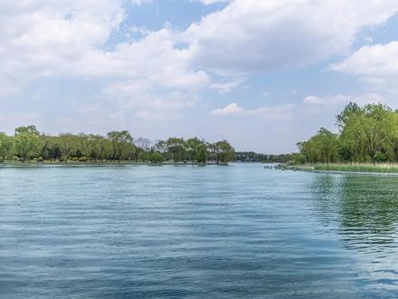 莲花湖国家湿地公园占地面积42.26平方公里,包括潜流湿地、表流湿地和景观区,是以人工库塘、河流及浅水型小型湖泊群为主的复合湿地类型,具有湖湖相扣、泡泡相联的水网结构。这里动植物资源丰富,区域内现有植物237种,鸟类123种,其中有国家保护鸟类东方白鹤,国家二级保护鸟类有9种。
莲花湖国家湿地公园莲花湖湿地为中心,水域景观、生物景观、气象景观、建筑古迹景观、民俗风情等自然景观和人文景观融于一体。公园内水、田、村、舍相结合,不仅具有特色的水乡风光,还因人们的生活劳作展现出不同于城市的风情画卷。
莲花湖与如意湖、凡河、天水河、凤冠山相得益彰,共同构成了铁岭新城区的生态体系和山水城市的重要元素。#铁岭市#莲花湖#五月#生态 #治愈系风景
