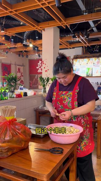 记录88年妈妈给07年儿子开烧烤店攒钱娶媳妇#记录真实生活 #同城美食#平乡金洋铁锅炖大鹅 #平乡浩瑞锦州烧烤 #认真工作的餐饮人