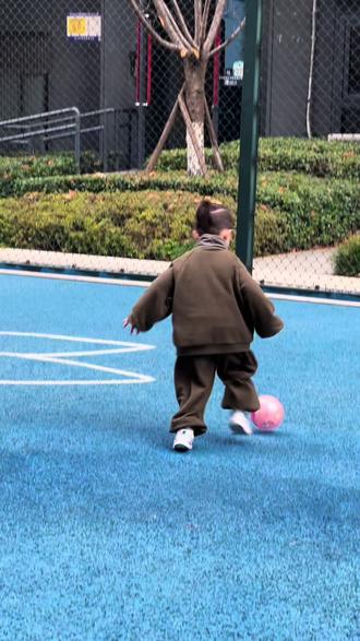 最硬的曲打着可爱的球⚽️
#日常
#小猪佩奇