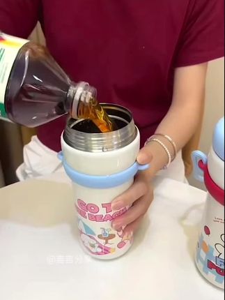 天气渐凉,记得给自己的爱车备上一个保温杯,让你在寒冷的冬天也能喝到热水。这个保温杯是双饮口的设计,还带有手提绳,采用316L不锈钢材质,喜欢的朋友赶紧入手吧!#小茶日记保温杯 #出门在外好帮手