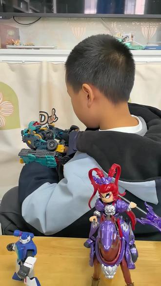 布鲁可变形金刚大集结,小渔来介绍哦#布鲁可 #种草激励计划 #真实生活分享官 #变形金刚#儿童玩具