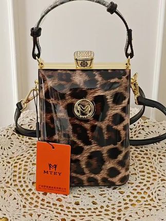 姐妹们,你们赶紧去抢这个手机包啊!今天豹纹的颜色超正,而且它还是这种皮质的,拿在手上特别舒服,像平时出门装个钥匙、装个手机啥的都很方便,关键是这个价格真的太划算了。#豹纹包 #好货 #豹纹时尚