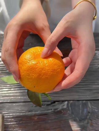 吃着像果冻一样细腻的爱媛果冻橙🍊!皮薄肉厚 清甜多汁 果香浓郁,还没有籽!直接吃或者吸着吃都巨好吃!#爱媛果冻橙 #橙子 #应季水果 #果冻橙 #爱媛38号果冻橙