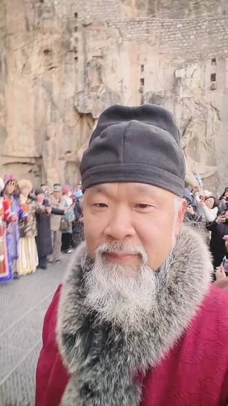 大威老师在龙门石窟说各个朝代历史各有千秋 #东天山来的骆驼队 #龙门石窟