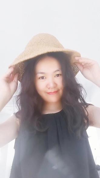 优衣库同款渔夫帽钩织教程1.0版本
教程来啦|优衣库同款渔夫帽钩织编织
✨所需材料
▫️拉菲草,单股
▫️4mm钩针
✨文字图解
1️⃣帽顶
1.8x
2.8v
3.8(x,v)
4.不加不减--希望平顶效果不要这一圈
5.8(2x,v)
6.8(3x,v)
7.8(4x,v)
8.8(5x,v)
9.8(6x,v)
10.8(7x,v)
11.不加不减
12.8(8x,v)
13.不加不减
14.8(9x,v)
2️⃣帽檐
15~19.五圈不加不减
20.上下左右共加4针
21~28.八圈不加不减
3️⃣帽檐
29.隔5+1--希望帽檐有像裙摆一样撑起来的效果可以隔3+1加的试试
30~31.两圈不加不减
32.隔10+1
33~34.两圈不加不减
35.隔11+1
36~37.两圈不加不减
38.隔12+1
39~44.六圈不加不减
直接引拔,背面锁针藏线,结束啦❤️
#钩针帽子 #渔夫帽编织草帽 #优衣库帽子 #钩织帽子教程 #钩织教程视频教学