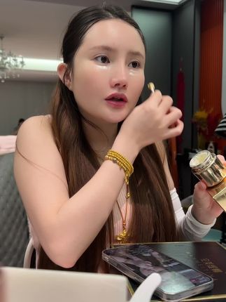 眼霜要用好的料体高端的料体才有用,我们家的眼霜是普通眼霜3倍浓缩精华,滋润提拉,3秒就吸收,我每次熬夜都是涂上它睡觉#眼霜