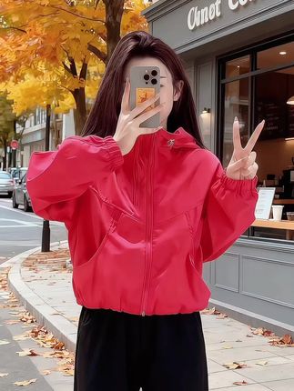 #小个子冲锋衣穿搭天花板 #春秋爆款夹克外套#玫红色系穿搭灵感#女生冲锋衣怎么选#短款外套显高技巧