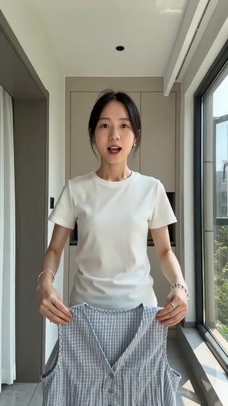 夏日爆款!韩系显瘦无袖娃娃衫! 韩系蓝白格无袖娃娃衫,显瘦舒适,还可叠穿打造层次感。点看后搜get同款!#显瘦穿搭 #ootd穿搭 #气质穿搭 #高级感穿搭 #夏季穿搭