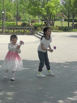"40多岁了,看到大街上的小女孩,真羡慕这个年纪,不是羡慕她们年纪小,而是羡慕她们还这么小,所有的路都可以重新好好走,我也曾像她们一样年轻过,可那时的我从不觉得青春如此可贵 短暂,当年意气风发的你是什么都听不进去,正如现在的你沉默寡言,什么都说不出来,某天的某个瞬间,总会明白这句"花有重开日,人无再少年!#时光一去不复返珍惜当下的每一天