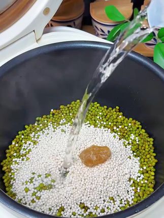 天气一热我们家吃的最多的就是这个绿豆西米露,清凉解暑软糯香甜,大小朋友都喜欢,家里有绿豆的,赶紧给家人做起来吧,超级好喝#绿豆汤 #绿豆西米露 #夏日甜品