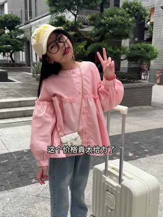 哇塞,你不给女儿换一种风格去打扮,你都不知道女儿有多洋气多好看,我才花了这个价格给我女儿淘到了一件纯棉的娃娃衫,真的是好甜美好可爱呀,#好物推荐🔥 #强烈推荐 #我要上热们 #带娃好物 #日常穿搭vlog