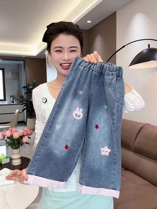 家里有小公主的一定要入手这条女童牛仔裤,它是高腰的设计,穿着不会掉裆,而且还是直筒的版型,特别显瘦,面料也是很不错的,穿上身很舒服,搭配什么上衣都好看,时尚又百搭。#裤子穿搭 #牛仔控 #牛仔直筒裤 #牛仔裤穿搭 #女童穿搭