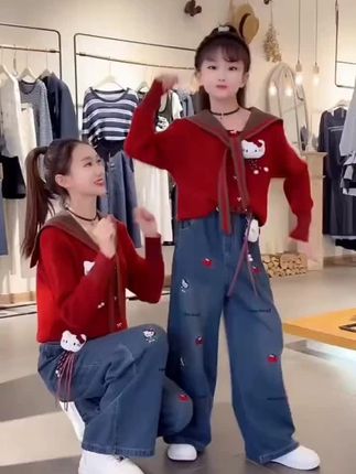 宝子们,萌猫针织衫|秋冬女童显瘦神器!是带猫咪图案和腰带设计的安可拉红色针织衫。这颜色超正,像冬日暖阳般亮眼。版型超棒👍,中大童穿巨显瘦,百搭各种下装。面料软糯亲肤,保暖又透气。搭配牛仔裤或裙子都超好看,出门回头率爆表!我闺女超爱,你们觉得咋样呀❓#女童穿搭 #秋冬新款 #显瘦毛衣 #猫咪元素 #亲子装