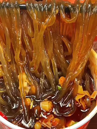 吃过一次麻六记的酸辣粉,就再也不想吃其他的了,正宗的四川风味,又麻又辣,超级好吃#嗦粉 #酸辣粉#麻六记酸辣粉