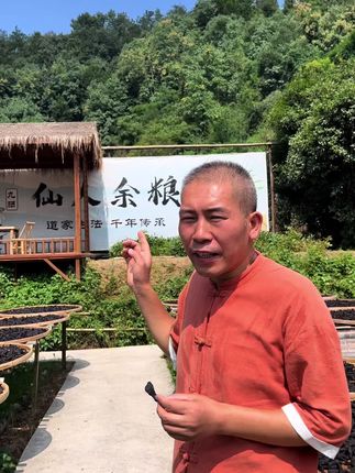你在哪里付出,你就会在哪里得到回报,选择一件事就坚持去做,有些事不是看到希望才去坚持,而是坚持才有希望,相信自己,你能作茧自缚,也能破茧成蝶!#武当 #九蒸九晒黄精 @武当茶小馆 @抖音小助手