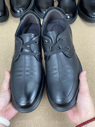 这款皮鞋上脚是找很舒服 头层牛皮鞋面内里头层猪皮鞋垫头层猪皮,上脚舒适板臭脚,软底软面#好鞋推荐 #软底软面 #头层牛皮男鞋