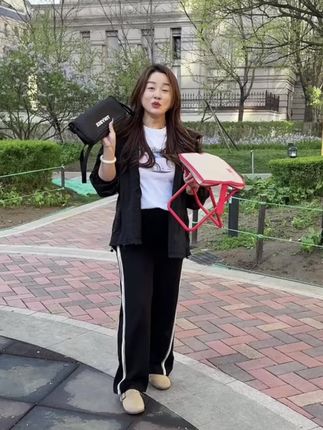 到底是什么神仙设计师 把小凳子坐成折叠的不说还升级了斜挎, 出门随时可以坐着真的太方便了#携带方便 #折叠凳 #户外用品 #折叠椅子 #出街 @DOU+小助手 @DOU+好生意