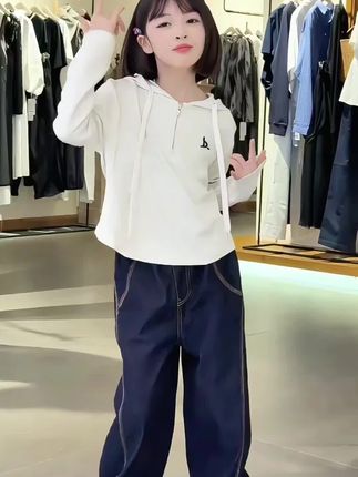 2025秋冬男女童休闲牛仔裤百搭宽松中大童百搭弯刀裤针织帽衫套装#春秋穿搭 #简约穿搭 #百搭裤子 #休闲穿搭 #时尚穿搭
