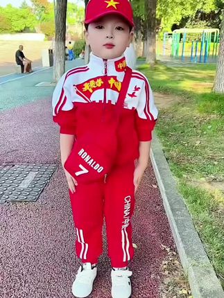 国庆节快到了,提前给宝贝准备了这套中国红三件套,又国潮又喜庆,面料柔软舒适,男女宝都可穿 #儿童运动套装 #萌宝穿搭 #春秋穿搭 #谁穿谁好看系列