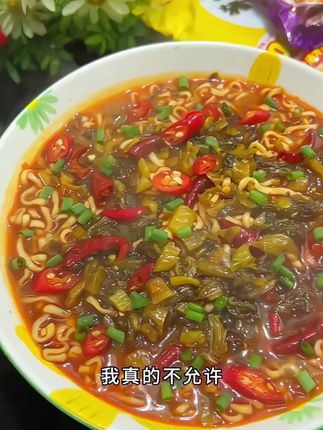 #方便面 不允许还有人没吃过白象老坛酸菜牛肉面,汤底牛骨慢熬而成,一口面一口汤,方便又好吃 ##速食美食 #妈呀太香了 #灵魂宵夜 #好吃停不下来