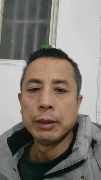 这首诗虽是思念友人之诗,却更写出了对韦应物对百姓困苦的关切,对无法拯救黎民于水火的愧疚之情,展现出了韦应物悲天悯人的高尚情操。
韦应物前半生是赫赫有名的浪荡子,后半生却是一位受人敬仰的大诗人。
韦应物出身于关中望族”长安韦杜“中韦家,他的家族在唐代有着巨大的政治影响力。十五岁那年,在家族的安排下,韦应物出任了宫廷三卫郎将一职。这个职位是唐玄宗的近侍,这一下他更加纸醉金迷了。
安史之乱爆发后,洛阳、长安相继沦陷,唐玄宗仓皇出逃,打碎了韦应物的金饭碗,也彻底将他打醒了。
韦家遭受重创,韦应物一度过上了食不果腹的艰难生活,而且以前那些奉承、依靠他的人,都落井下石、伺机报复,让他深深感受现实的残酷。绝不能不能再像过去那样浑浑噩噩,幡然醒悟的他下定决心改邪归正,努力学习。
浪子回头金不换,一番苦读之后,他竟然学有所成,后凭借着自身的才华和名门子弟的身份投身仕途。
他从洛阳丞这一基层职位起步,一路升迁至尚书比部员外郎等职位;因他在苏州刺史的任上离世,后世尊称其为韦苏州。
千帆历经,韦应物见过太多沧桑世事,人事沉浮,中年之后的他彻底告别了年少时的狂放,心境变得更加恬淡和悲悯。
韦应物以诗人身份入世时,盛唐那些璀璨的诗人已然凋零,安史之乱的阴霾依旧笼罩在每个人头上,即便是有名的“大历十才子”,笔下的诗歌也整体透出一股凄清、寂冷的韵味。
韦应物却与众不同,他的诗歌除了流淌着对国家安危、下层百姓疾苦的深切关怀之外,还流露出陶渊明般幽静淡雅、隐逸的宁静,使得他在当时诗坛上独树一帜。