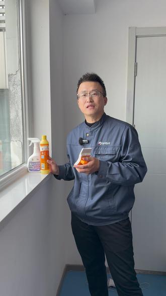 厨房玻璃油污怎么擦干净❓今天张工教你一招亮如镜#厨房玻璃门 #厨房玻璃 #生活技能 #实用小技巧 #银和怡海家政