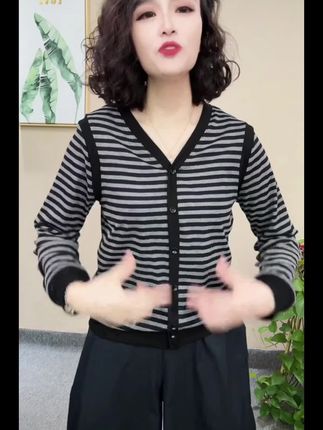 #百搭上衣 2025洋气百搭减龄显瘦气质新款时尚V领长袖秋款女上衣#新款上衣#气质时尚#V领长袖#高级感穿搭