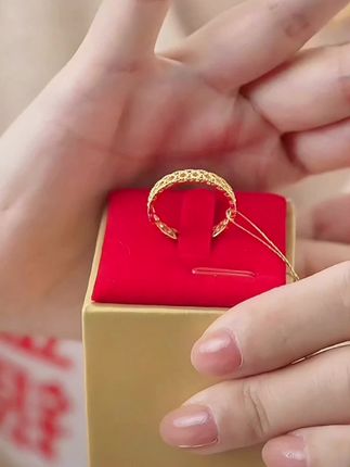 金环璀璨,恰如李清照所言:“金尊倒,拚了尽烛。”✨💍 #首饰分享 #黄金首饰#925银戒指