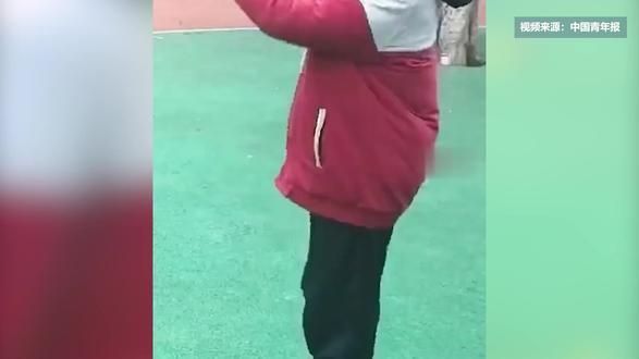 重庆一初二小孩哥双手插兜立定跳远,轻轻松松达2.5米