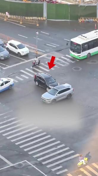 红红闯一半,是该走还是该停! 红红闯一半,是该走还是该停!#行车安全 #安全驾驶 #用车知识