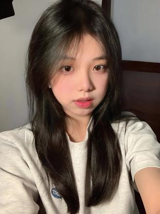 豆包 你给我的惊喜实在太多太多了!美甲捂脸拍照姿势来啦#豆包ai#豆包p图已经nextlevel了 #壁纸#挡脸拍照#美甲拍照 秀美甲拍照姿势ai教程 闪光灯美甲捧脸拍照教程 捂脸拍照P图指令