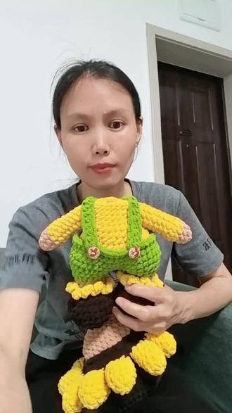 冰条线钩织大向日葵娃娃。 #向日葵手工成品 冰条线钩织向日葵娃娃。