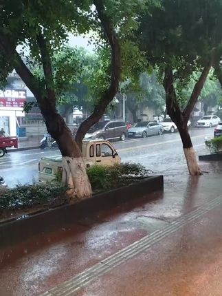 #雨天行车注意安全 #雨天出行 #暴雨 #下雨天 #大暴雨