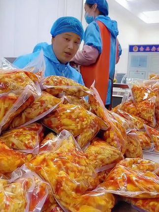 一直回购的#无骨鸡爪 一罐足足2斤重啊;个头也很大;吃起来酸酸辣辣的;我们全家都爱吃😋#网红酸辣鸡爪 #好吃到停不下来 #妈呀太香了 #零食推荐