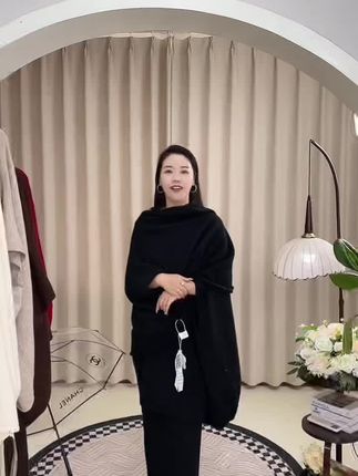 姐妹们挖到宝了!这套真的好温柔,好好看啊!针织毛衣斗篷开衫搭配V领连衣裙,上身优雅大方,女人味十足,日常通勤约会穿都合适,喜欢的姐妹点视频同款别犹豫,真的可以试试!