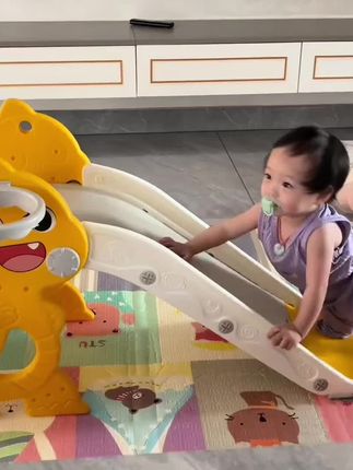 这个滑滑梯真买对了,真是解放妈妈的双手🤣一次可以玩好久,宝宝还可以运动爬上爬下😘#自己玩的不亦乐乎 #宝妈带娃解放双手 #儿童玩具 #母婴好物 #哄娃神器